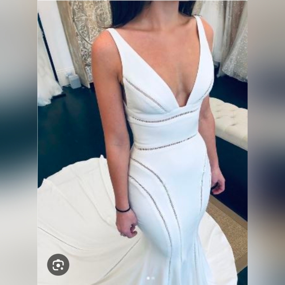 Elegant White Evening Gown - Picture 5 of 12